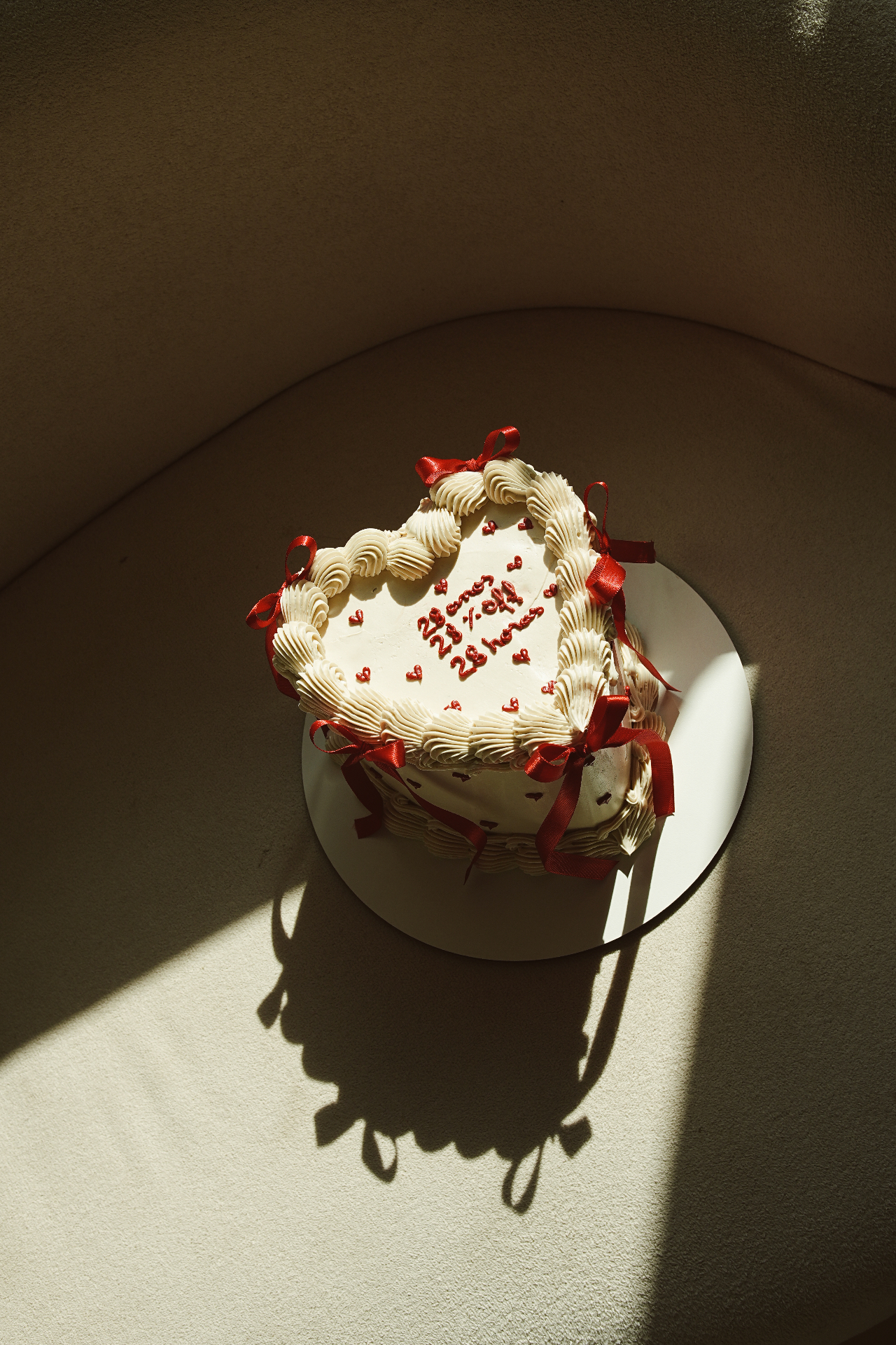 Bolo de aniversário com laços vermelhos — 28 anos, 28% OFF, 28 horas